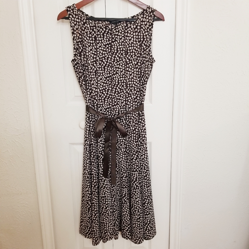 Forever 21, Pleated, Leaf Print Dress in Brown and - Picture 1 of 7
